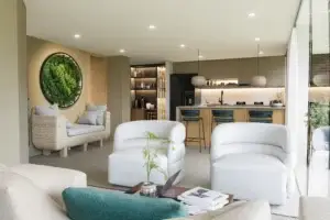 Área social con diseño sofisticado y barra de cocina abierta en los apartamentos exclusivos en La Estrella, Antioquia. Destaca la conexión con naturaleza y los acabados premium.