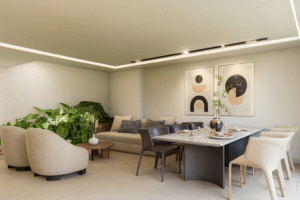 Comedor y área de estar integrada con plantas interiores. Un espacio de diseño sofisticado que promueve la conexión con naturaleza en los apartamentos exclusivos en La Estrella, Antioquia.