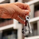 Mano sosteniendo llaver de proyectos de vivienda
