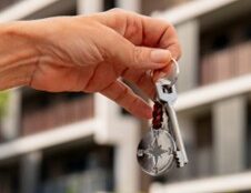 Mano sosteniendo llaver de proyectos de vivienda